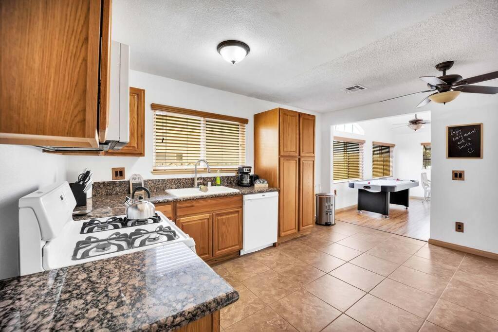 Centrally Located Spacious Vacation Hom 13 M Strip Las Vegas Exterior photo